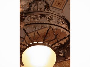 Lampadario a corona in ferro battuto  - Asta Un'antica dimora marchigiana: Arredi antichi e Arte contemporanea - Associazione Nazionale - Case d'Asta italiane