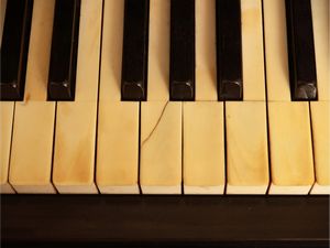 Pianoforte verticale in legno ebanizzato, Paul Scharff Berlin  - Asta Un'antica dimora marchigiana: Arredi antichi e Arte contemporanea - Associazione Nazionale - Case d'Asta italiane