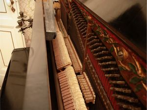 Pianoforte verticale in legno ebanizzato, Paul Scharff Berlin  - Asta Un'antica dimora marchigiana: Arredi antichi e Arte contemporanea - Associazione Nazionale - Case d'Asta italiane