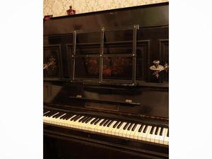 Pianoforte verticale in legno ebanizzato, Paul Scharff Berlin  - Asta Un'antica dimora marchigiana: Arredi antichi e Arte contemporanea - Associazione Nazionale - Case d'Asta italiane