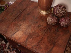 Tavolino da lavoro in noce  - Asta Un'antica dimora marchigiana: Arredi antichi e Arte contemporanea - Associazione Nazionale - Case d'Asta italiane