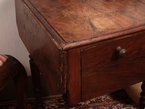 Tavolino da lavoro in noce  - Asta Un'antica dimora marchigiana: Arredi antichi e Arte contemporanea - Associazione Nazionale - Case d'Asta italiane