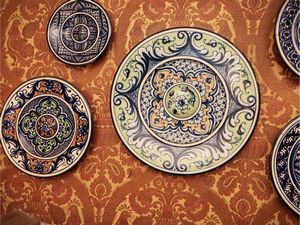 Serie di sette piatti da parata in terracotta smaltata, Marco Marcial  - Asta Un'antica dimora marchigiana: Arredi antichi e Arte contemporanea - Associazione Nazionale - Case d'Asta italiane