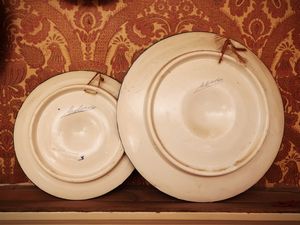 Serie di sette piatti da parata in terracotta smaltata, Marco Marcial  - Asta Un'antica dimora marchigiana: Arredi antichi e Arte contemporanea - Associazione Nazionale - Case d'Asta italiane