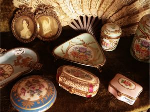 Lotto di galanterie  - Asta Un'antica dimora marchigiana: Arredi antichi e Arte contemporanea - Associazione Nazionale - Case d'Asta italiane