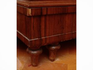 Cassettone impiallacciato in noce  - Asta Un'antica dimora marchigiana: Arredi antichi e Arte contemporanea - Associazione Nazionale - Case d'Asta italiane