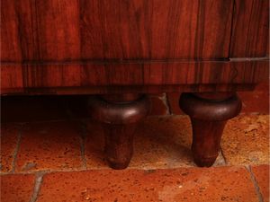 Cassettone impiallacciato in noce  - Asta Un'antica dimora marchigiana: Arredi antichi e Arte contemporanea - Associazione Nazionale - Case d'Asta italiane