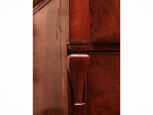 Cassettone impiallacciato in piuma di noce  - Asta Un'antica dimora marchigiana: Arredi antichi e Arte contemporanea - Associazione Nazionale - Case d'Asta italiane