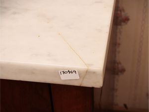 Cassettone impiallacciato in piuma di noce  - Asta Un'antica dimora marchigiana: Arredi antichi e Arte contemporanea - Associazione Nazionale - Case d'Asta italiane