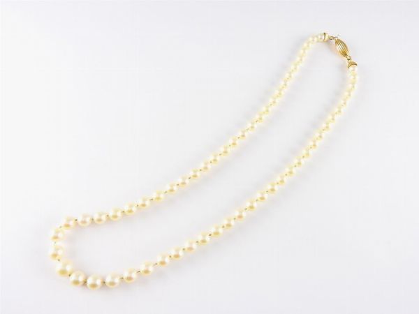 Collana scalare di perle coltivate Akoya con fermezza in oro giallo  - Asta Orologi e Gioielli - I - Associazione Nazionale - Case d'Asta italiane