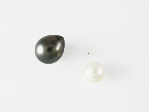 Perla coltivata Akoya sferica e perla nera Tahiti a goccia  - Asta Orologi e Gioielli - I - Associazione Nazionale - Case d'Asta italiane