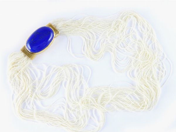 Collana di 39 fili di microperle con fermezza in oro giallo e lapislazzuli  - Asta Orologi e Gioielli - I - Associazione Nazionale - Case d'Asta italiane
