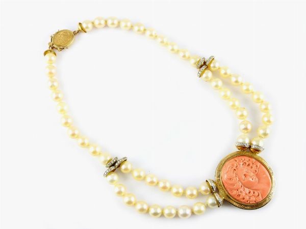 Collana di perle coltivate Akoya montate in oro bianco e giallo con corallo scolpito centrale  - Asta Orologi e Gioielli - I - Associazione Nazionale - Case d'Asta italiane