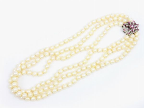Collana a tre fili di perle coltivate Akoya con fermezza in oro bianco, diamanti e rubini  - Asta Orologi e Gioielli - I - Associazione Nazionale - Case d'Asta italiane