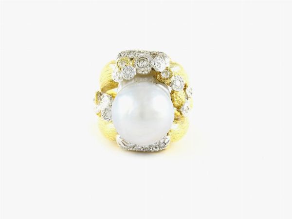 Anello in oro giallo e bianco con diamanti e perla barocca  - Asta Orologi e Gioielli - I - Associazione Nazionale - Case d'Asta italiane