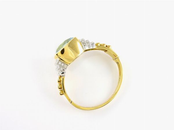 Bracciale rigido in oro giallo con diamanti e acquamarine  - Asta Orologi e Gioielli - I - Associazione Nazionale - Case d'Asta italiane