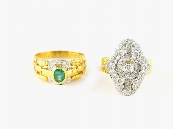 Due anelli in oro giallo e bianco con diamanti e smeraldo  - Asta Orologi e Gioielli - I - Associazione Nazionale - Case d'Asta italiane