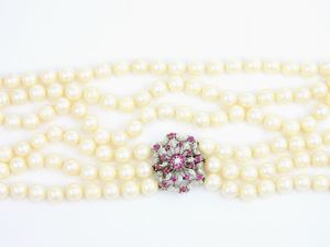 Collana a tre fili di perle coltivate Akoya con fermezza in oro bianco, diamanti e rubini  - Asta Orologi e Gioielli - I - Associazione Nazionale - Case d'Asta italiane
