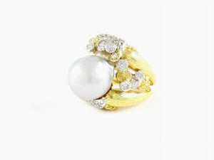 Anello in oro giallo e bianco con diamanti e perla barocca  - Asta Orologi e Gioielli - I - Associazione Nazionale - Case d'Asta italiane