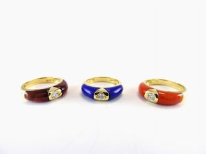 Tre anelli in oro giallo, diamanti, corallo, lapislazzuli e pietra bruna  - Asta Orologi e Gioielli - I - Associazione Nazionale - Case d'Asta italiane