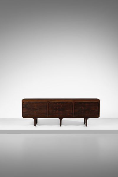 FRATTINI GIANFRANCO (1926 - 2004) : Credenza mod. 501/3 con scomparti a serrande scorrevoli per Bernini, Ceriano Laghetto  - Asta Asta 523 | DESIGN E ARTI DECORATIVE DEL NOVECENTO Tradizionale - Associazione Nazionale - Case d'Asta italiane