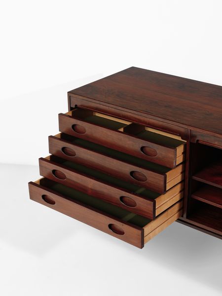 FRATTINI GIANFRANCO (1926 - 2004) : Credenza mod. 501/3 con scomparti a serrande scorrevoli per Bernini, Ceriano Laghetto  - Asta Asta 523 | DESIGN E ARTI DECORATIVE DEL NOVECENTO Tradizionale - Associazione Nazionale - Case d'Asta italiane