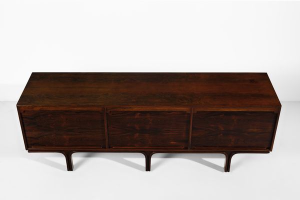 FRATTINI GIANFRANCO (1926 - 2004) : Credenza mod. 501/3 con scomparti a serrande scorrevoli per Bernini, Ceriano Laghetto  - Asta Asta 523 | DESIGN E ARTI DECORATIVE DEL NOVECENTO Tradizionale - Associazione Nazionale - Case d'Asta italiane