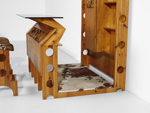 MANIFATTURA ITALIANA : Mobile bar eclettico fantasia unito a due sgabelli  - Asta Asta 523 | DESIGN E ARTI DECORATIVE DEL NOVECENTO Tradizionale - Associazione Nazionale - Case d'Asta italiane