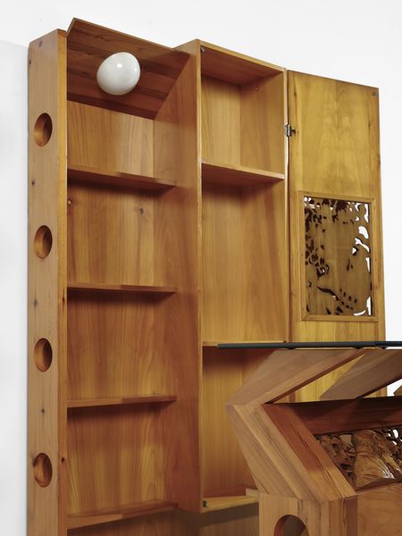 MANIFATTURA ITALIANA : Mobile bar eclettico fantasia unito a due sgabelli  - Asta Asta 523 | DESIGN E ARTI DECORATIVE DEL NOVECENTO Tradizionale - Associazione Nazionale - Case d'Asta italiane