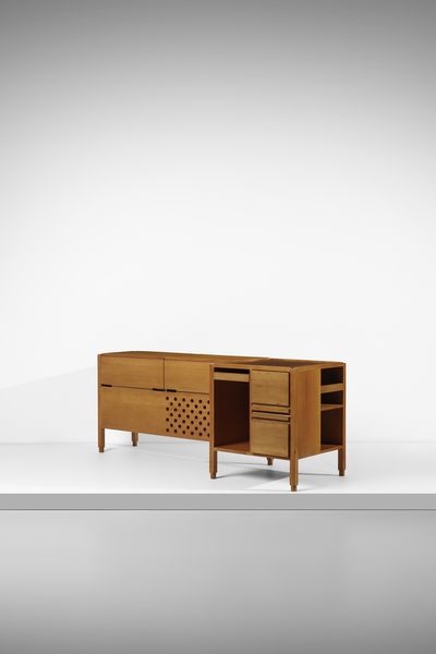 SCARPA CARLO (1906 - 1978) : attribuito. Mobile basso attrezzato, esecuzione Anfodillo, Venezia  - Asta Asta 523 | DESIGN E ARTI DECORATIVE DEL NOVECENTO Tradizionale - Associazione Nazionale - Case d'Asta italiane