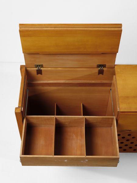 SCARPA CARLO (1906 - 1978) : attribuito. Mobile basso attrezzato, esecuzione Anfodillo, Venezia  - Asta Asta 523 | DESIGN E ARTI DECORATIVE DEL NOVECENTO Tradizionale - Associazione Nazionale - Case d'Asta italiane