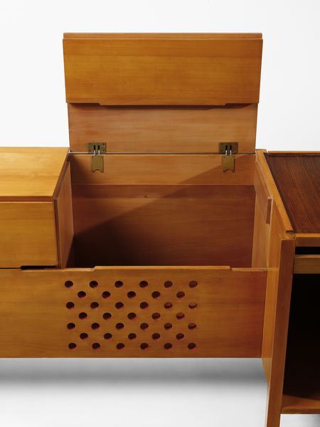 SCARPA CARLO (1906 - 1978) : attribuito. Mobile basso attrezzato, esecuzione Anfodillo, Venezia  - Asta Asta 523 | DESIGN E ARTI DECORATIVE DEL NOVECENTO Tradizionale - Associazione Nazionale - Case d'Asta italiane