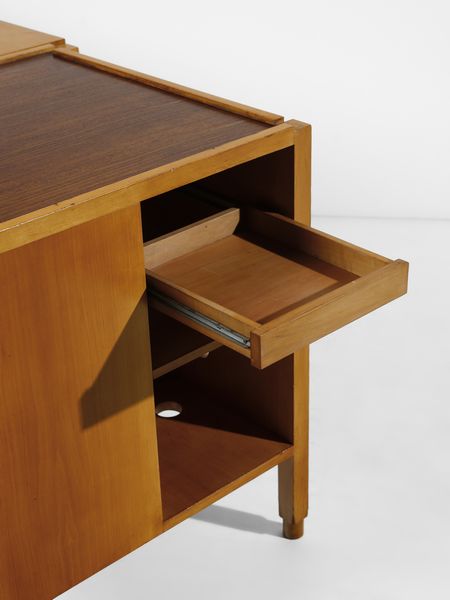 SCARPA CARLO (1906 - 1978) : attribuito. Mobile basso attrezzato, esecuzione Anfodillo, Venezia  - Asta Asta 523 | DESIGN E ARTI DECORATIVE DEL NOVECENTO Tradizionale - Associazione Nazionale - Case d'Asta italiane