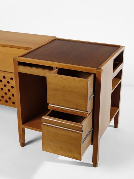 SCARPA CARLO (1906 - 1978) : attribuito. Mobile basso attrezzato, esecuzione Anfodillo, Venezia  - Asta Asta 523 | DESIGN E ARTI DECORATIVE DEL NOVECENTO Tradizionale - Associazione Nazionale - Case d'Asta italiane