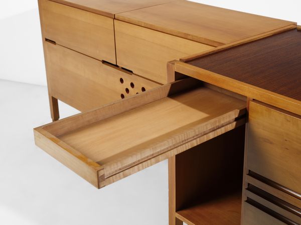 SCARPA CARLO (1906 - 1978) : attribuito. Mobile basso attrezzato, esecuzione Anfodillo, Venezia  - Asta Asta 523 | DESIGN E ARTI DECORATIVE DEL NOVECENTO Tradizionale - Associazione Nazionale - Case d'Asta italiane