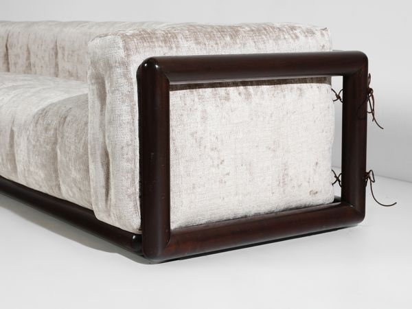 SCARPA CARLO (1906 - 1978) : Divano a tre posti e poltrona mod. Cornaro per Simon, San Lazzaro di Savena  - Asta Asta 523 | DESIGN E ARTI DECORATIVE DEL NOVECENTO Tradizionale - Associazione Nazionale - Case d'Asta italiane