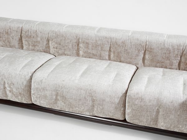 SCARPA CARLO (1906 - 1978) : Divano a tre posti e poltrona mod. Cornaro per Simon, San Lazzaro di Savena  - Asta Asta 523 | DESIGN E ARTI DECORATIVE DEL NOVECENTO Tradizionale - Associazione Nazionale - Case d'Asta italiane