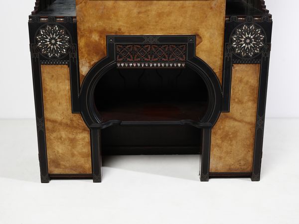 QUARTI EUGENIO (1867 - 1929) : Credenza Neo-Orientalista a due corpi con quattro stipi laterali, parte centrale con vani a giorno, vano a ribalta celante scrittoio e vetrinetta  - Asta Asta 523 | DESIGN E ARTI DECORATIVE DEL NOVECENTO Tradizionale - Associazione Nazionale - Case d'Asta italiane