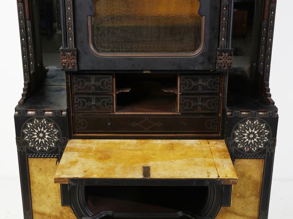 QUARTI EUGENIO (1867 - 1929) : Credenza Neo-Orientalista a due corpi con quattro stipi laterali, parte centrale con vani a giorno, vano a ribalta celante scrittoio e vetrinetta  - Asta Asta 523 | DESIGN E ARTI DECORATIVE DEL NOVECENTO Tradizionale - Associazione Nazionale - Case d'Asta italiane