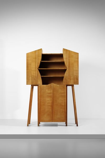 LA PIETRA UGO (n. 1938) : Messinscena Credenza dalle tende semplici e piegate della serie Casa Palcoscenico, esecuzione F.lli Lanza, Cerea (VR)  - Asta Asta 523 | DESIGN E ARTI DECORATIVE DEL NOVECENTO Tradizionale - Associazione Nazionale - Case d'Asta italiane