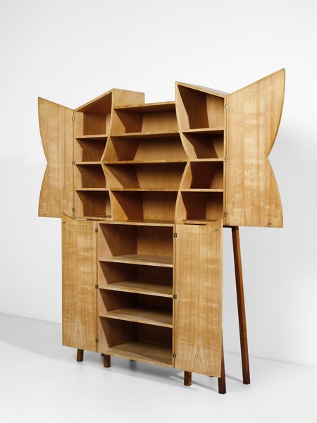 LA PIETRA UGO (n. 1938) : Messinscena Credenza dalle tende semplici e piegate della serie Casa Palcoscenico, esecuzione F.lli Lanza, Cerea (VR)  - Asta Asta 523 | DESIGN E ARTI DECORATIVE DEL NOVECENTO Tradizionale - Associazione Nazionale - Case d'Asta italiane