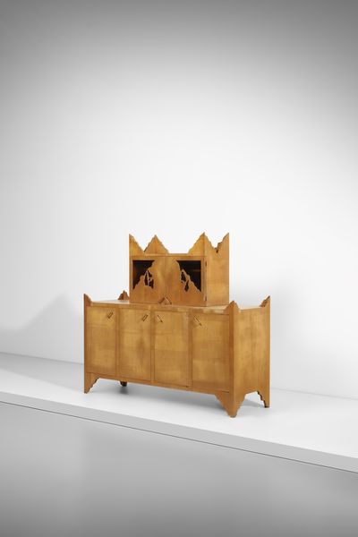 LA PIETRA UGO (n. 1938) : Credenza bassa della serie Breccia, esecuzione F.lli Lanza, Cerea (VR)  - Asta Asta 523 | DESIGN E ARTI DECORATIVE DEL NOVECENTO Tradizionale - Associazione Nazionale - Case d'Asta italiane
