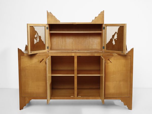 LA PIETRA UGO (n. 1938) : Credenza bassa della serie Breccia, esecuzione F.lli Lanza, Cerea (VR)  - Asta Asta 523 | DESIGN E ARTI DECORATIVE DEL NOVECENTO Tradizionale - Associazione Nazionale - Case d'Asta italiane