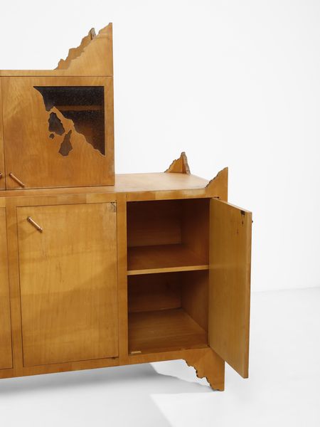 LA PIETRA UGO (n. 1938) : Credenza bassa della serie Breccia, esecuzione F.lli Lanza, Cerea (VR)  - Asta Asta 523 | DESIGN E ARTI DECORATIVE DEL NOVECENTO Tradizionale - Associazione Nazionale - Case d'Asta italiane