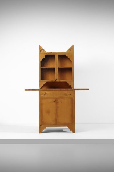 LA PIETRA UGO (n. 1938) : Credenza alta della serie Breccia, esecuzione F.lli Lanza, Cerea (VR)  - Asta Asta 523 | DESIGN E ARTI DECORATIVE DEL NOVECENTO Tradizionale - Associazione Nazionale - Case d'Asta italiane