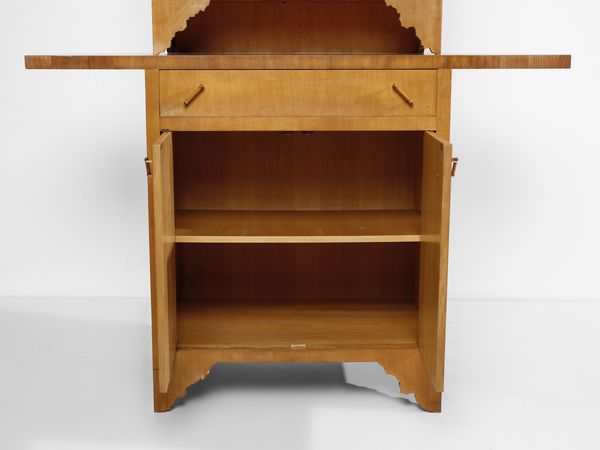 LA PIETRA UGO (n. 1938) : Credenza alta della serie Breccia, esecuzione F.lli Lanza, Cerea (VR)  - Asta Asta 523 | DESIGN E ARTI DECORATIVE DEL NOVECENTO Tradizionale - Associazione Nazionale - Case d'Asta italiane