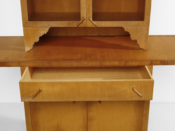 LA PIETRA UGO (n. 1938) : Credenza alta della serie Breccia, esecuzione F.lli Lanza, Cerea (VR)  - Asta Asta 523 | DESIGN E ARTI DECORATIVE DEL NOVECENTO Tradizionale - Associazione Nazionale - Case d'Asta italiane