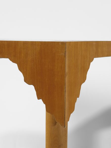 LA PIETRA UGO (n. 1938) : Tavolo e quattro sedie della serie Breccia, esecuzione F.lli Lanza, Cerea (VR)  - Asta Asta 523 | DESIGN E ARTI DECORATIVE DEL NOVECENTO Tradizionale - Associazione Nazionale - Case d'Asta italiane