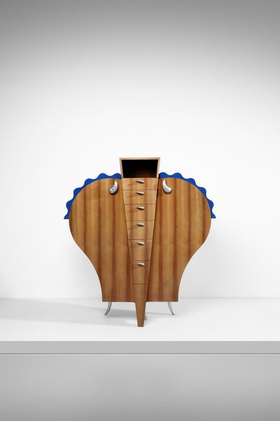 ANGELO CASTELLANA & BRUNELLA LORENZI : Orlando Armadio con cassettiera centrale e ali laterali con decorazione a gorgiera ad ante scorrevoli, esecuzione F.lli Lanza, Cerea (VR)  - Asta Asta 523 | DESIGN E ARTI DECORATIVE DEL NOVECENTO Tradizionale - Associazione Nazionale - Case d'Asta italiane