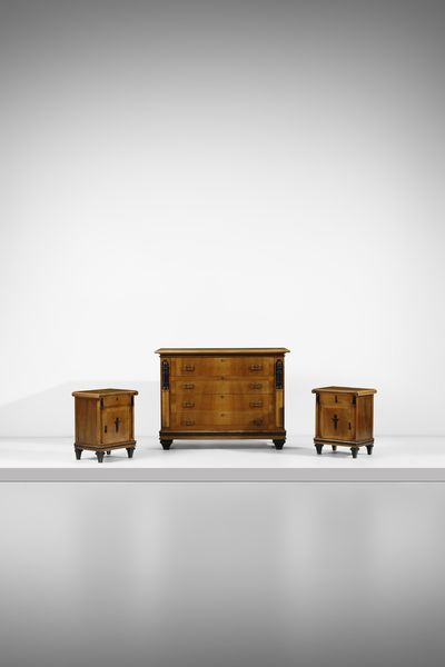CHINI TITO (1898 - 1947) : attribuito. Com a quattro cassetti e coppia di comodini  - Asta Asta 523 | DESIGN E ARTI DECORATIVE DEL NOVECENTO Tradizionale - Associazione Nazionale - Case d'Asta italiane